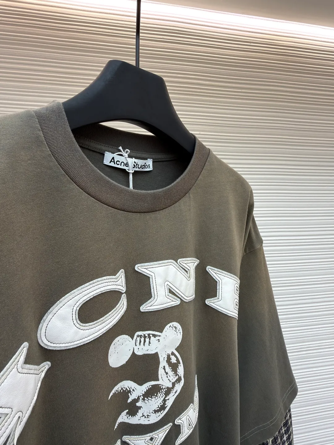 Acne Studios old logo fake two-piece long sleeves ●Original version: purchased and developed for 5500 ●Item number: 1681409-A65 ●Fabric: plain cotton fabric ●Technology: glue printing production ●Color: gray ●Version: fitted version ●Weight: about 425 grams ●Size: S-M-L-XL ●Description: Customized elegant cotton double-ply soft plain weave fabric and plaid moire memory plain weave cotton, soft, delicate and comfortable to the skin A hint of calmness and restraint in gray-toned green exudes a quiet and deep beauty. The ACNE GYM logo on the body is outlined with powerful white lines. For Everyone is simple but contains profound meaning. The old-fashioned effect that is inadvertently smudged meets the carrier of retro sentiment. It makes a stunning appearance in a fake two-piece version. It cleverly simulates the layering effect and is full of fashionable tension. Make every outfit a fashionable feast, using imported machine appliqué technology. Use advanced computer control systems and precision mechanical components to implement ACNE GYM appliqué operations. Present an embroidery effect with both clarity and three-dimensionality, using glue printing. The printing has been modified three times with film screens. Use glue liquid paint to print the pattern on the fabric. Bake the fabric to fix the printing pattern, and use the gradient old-fashioned spray process. Spray dyes of different colors on the surface of the fabric. Realize that clothes can show rich color changes under different lights and increase visual layering. The overall wiring is straight and delicate, the fabric is comfortable and soft, and the color is consistent without color difference. It can be matched with the same style to create a fashionable look and control various occasions. Customized accessories, complete with three standards, same style for men and women!